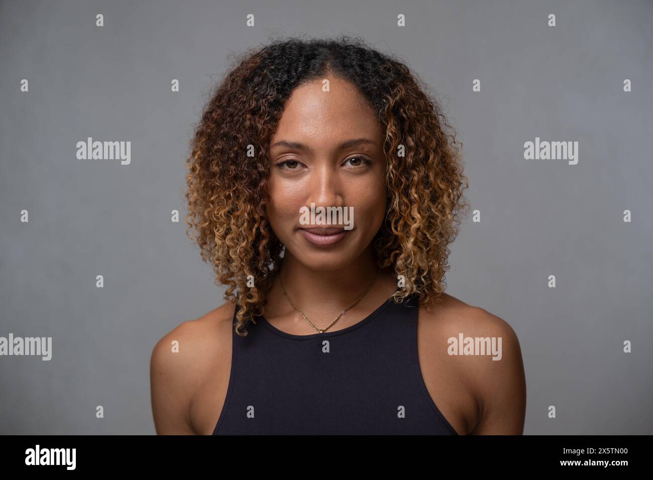 Portrait de femme aux cheveux bouclés Banque D'Images