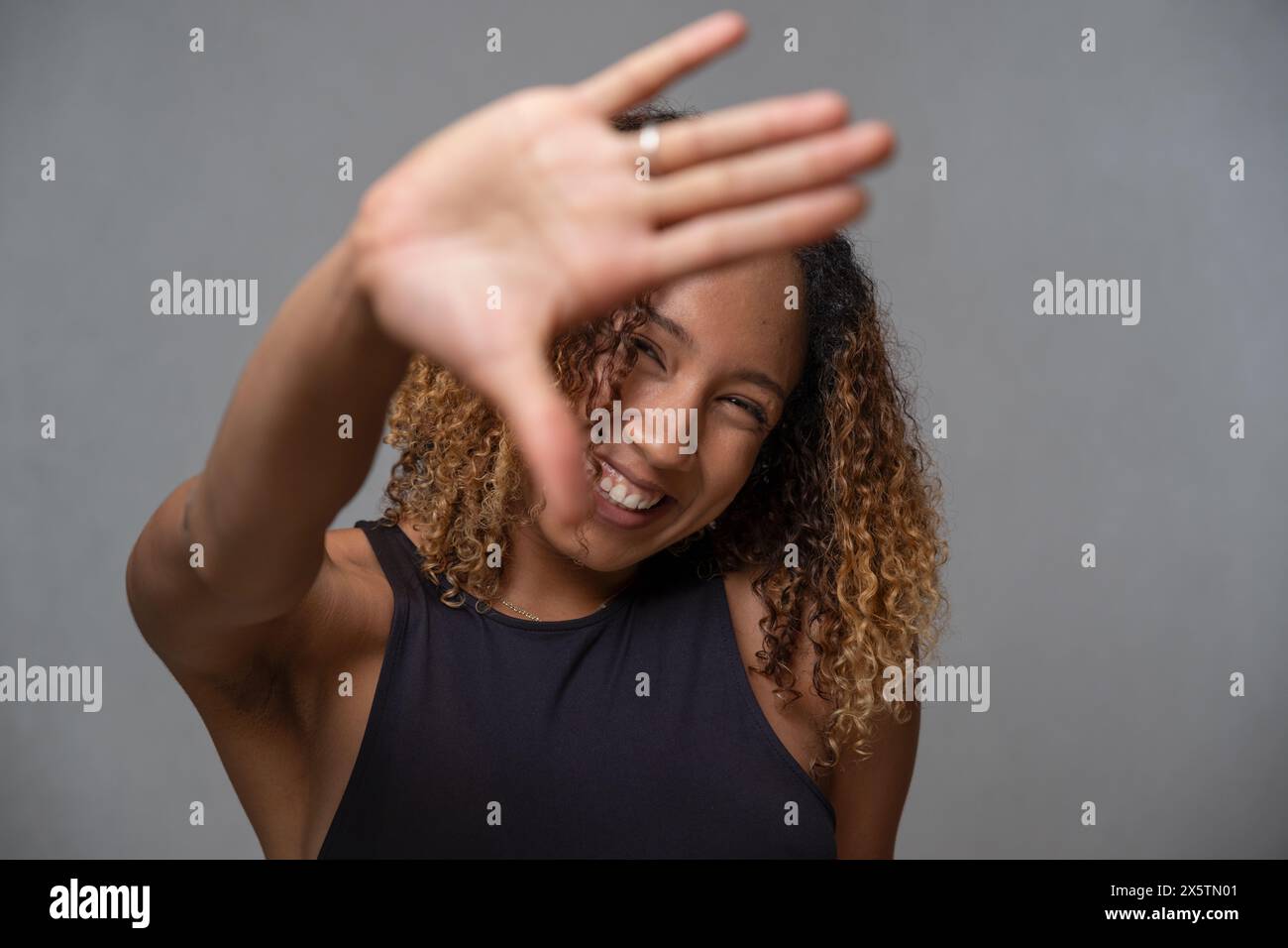 Portrait de jeune femme en cheveux bouclés Banque D'Images
