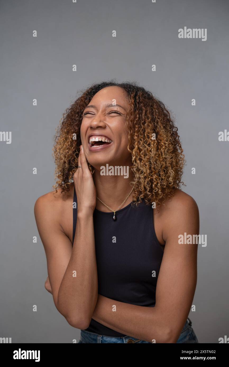 Portrait of laughing woman avec les cheveux bouclés Banque D'Images