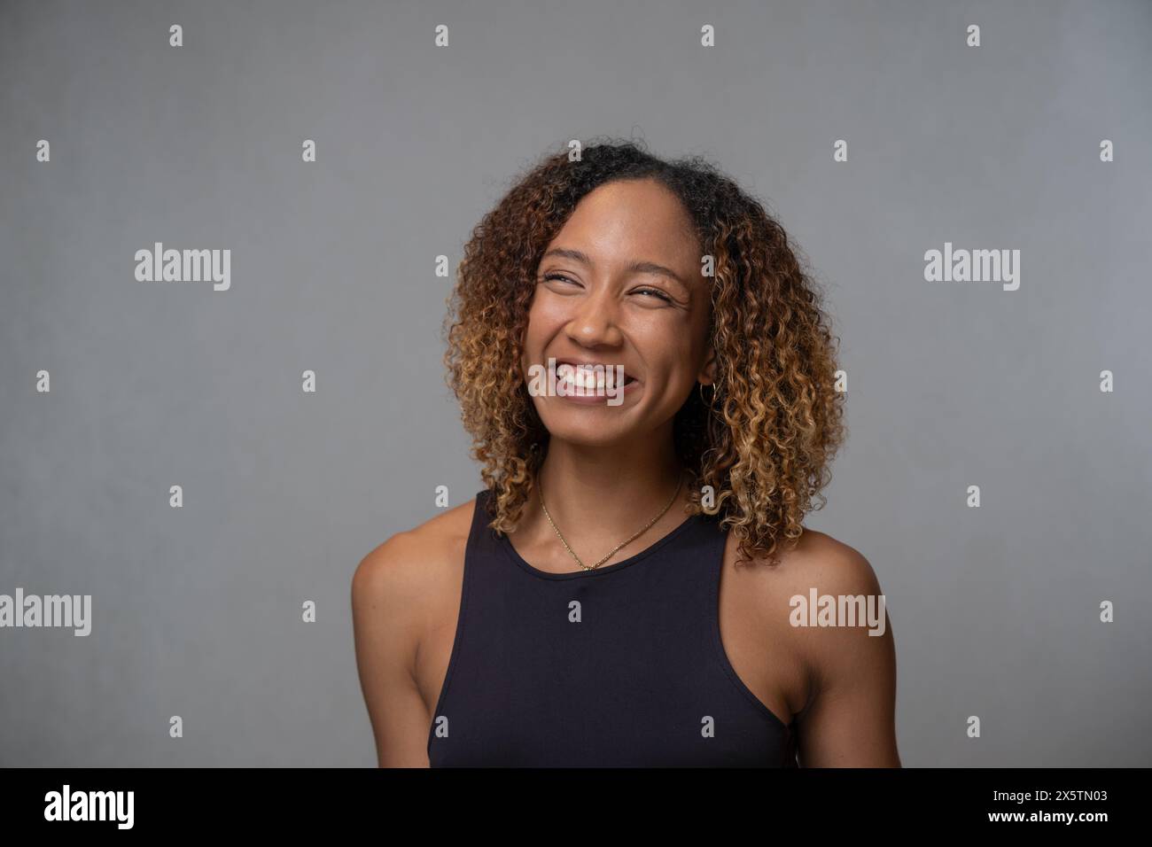 Portrait de jeune femme en cheveux bouclés Banque D'Images