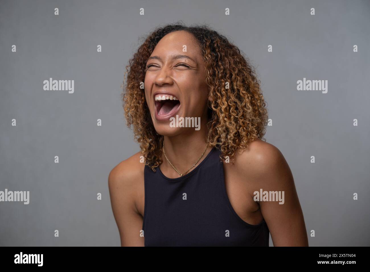 Portrait of laughing woman avec les cheveux bouclés Banque D'Images