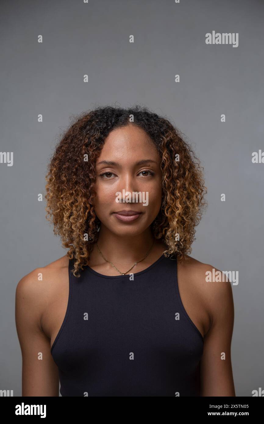 Portrait de femme aux cheveux bouclés Banque D'Images