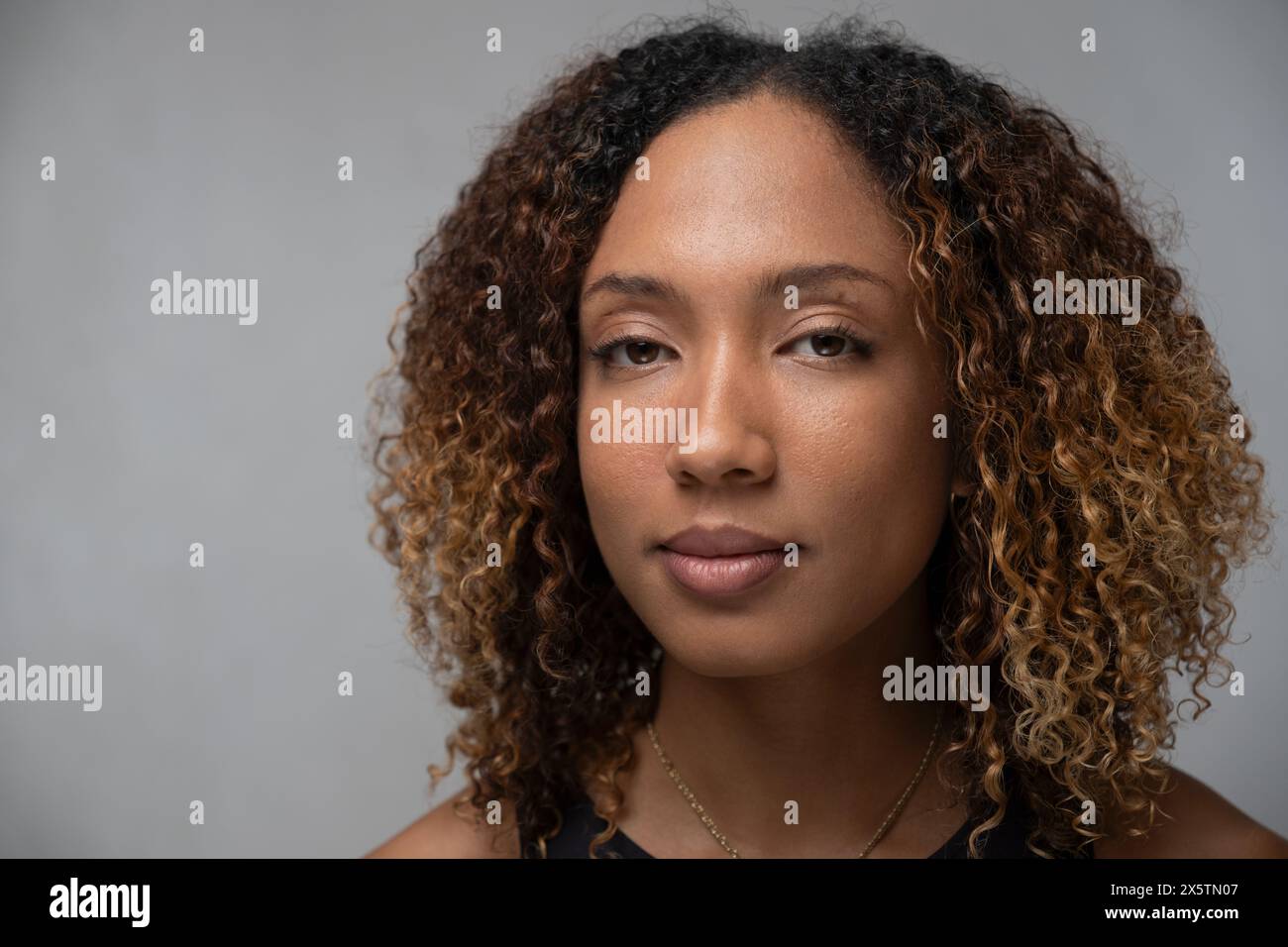 Portrait de femme aux cheveux bouclés et aux yeux bruns Banque D'Images