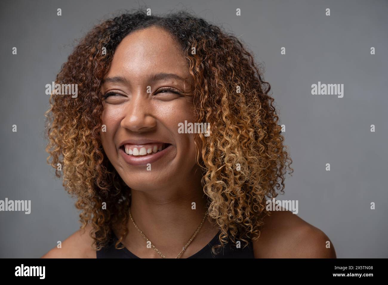 Portrait de jeune femme en cheveux bouclés Banque D'Images