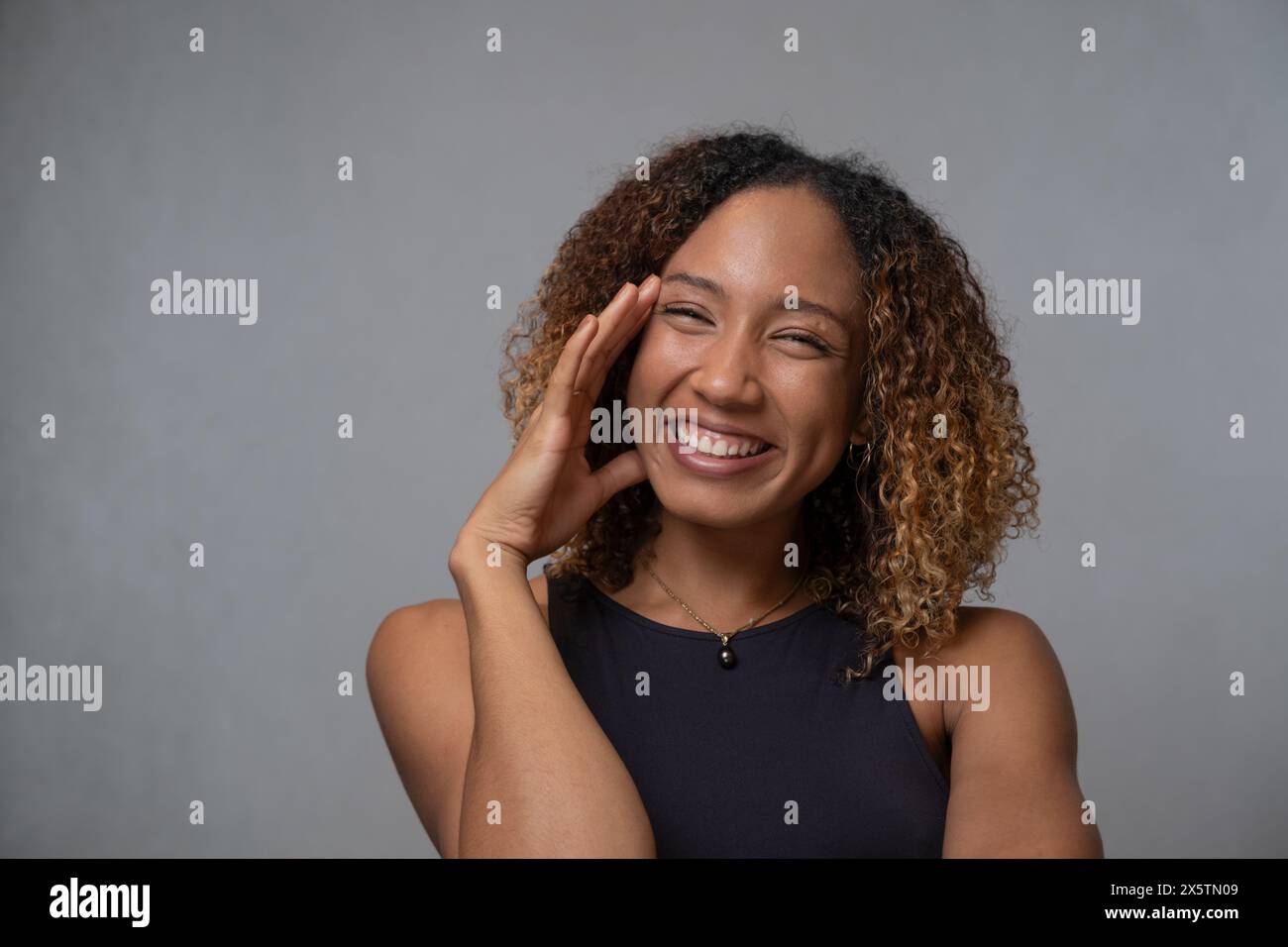 Portrait de jeune femme en cheveux bouclés Banque D'Images