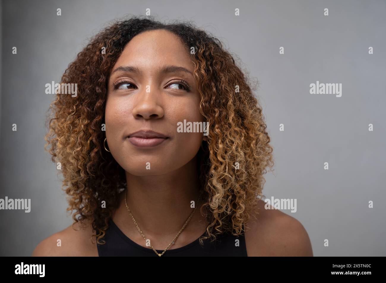 Portrait de femme aux cheveux bouclés et aux yeux bruns Banque D'Images