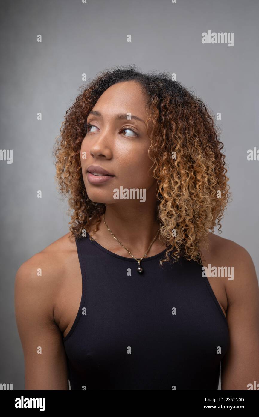 Portrait de femme aux cheveux bouclés et aux yeux bruns Banque D'Images