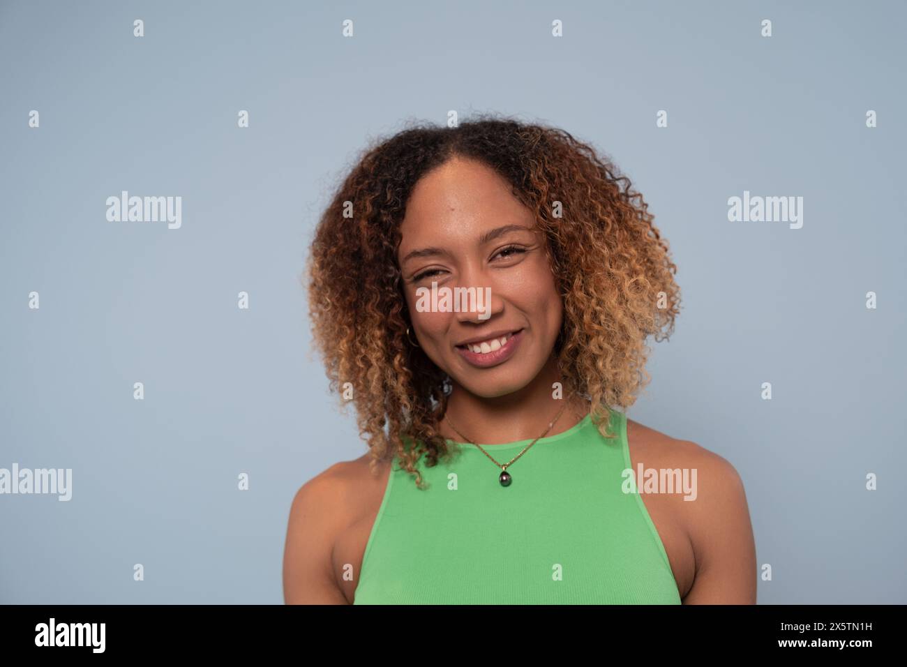 Portrait de jeune femme en cheveux bouclés Banque D'Images