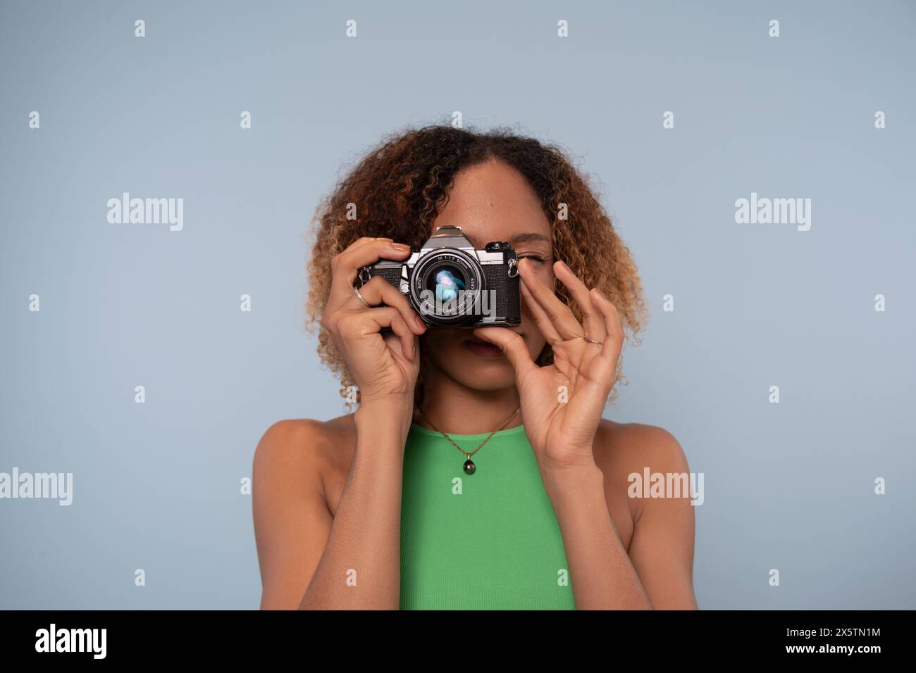 Photographier une femme avec caméra analogique Banque D'Images