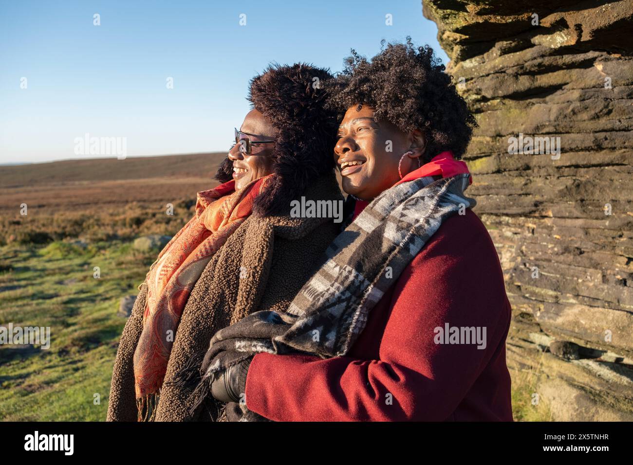 Deux femmes âgées regardant le paysage Banque D'Images