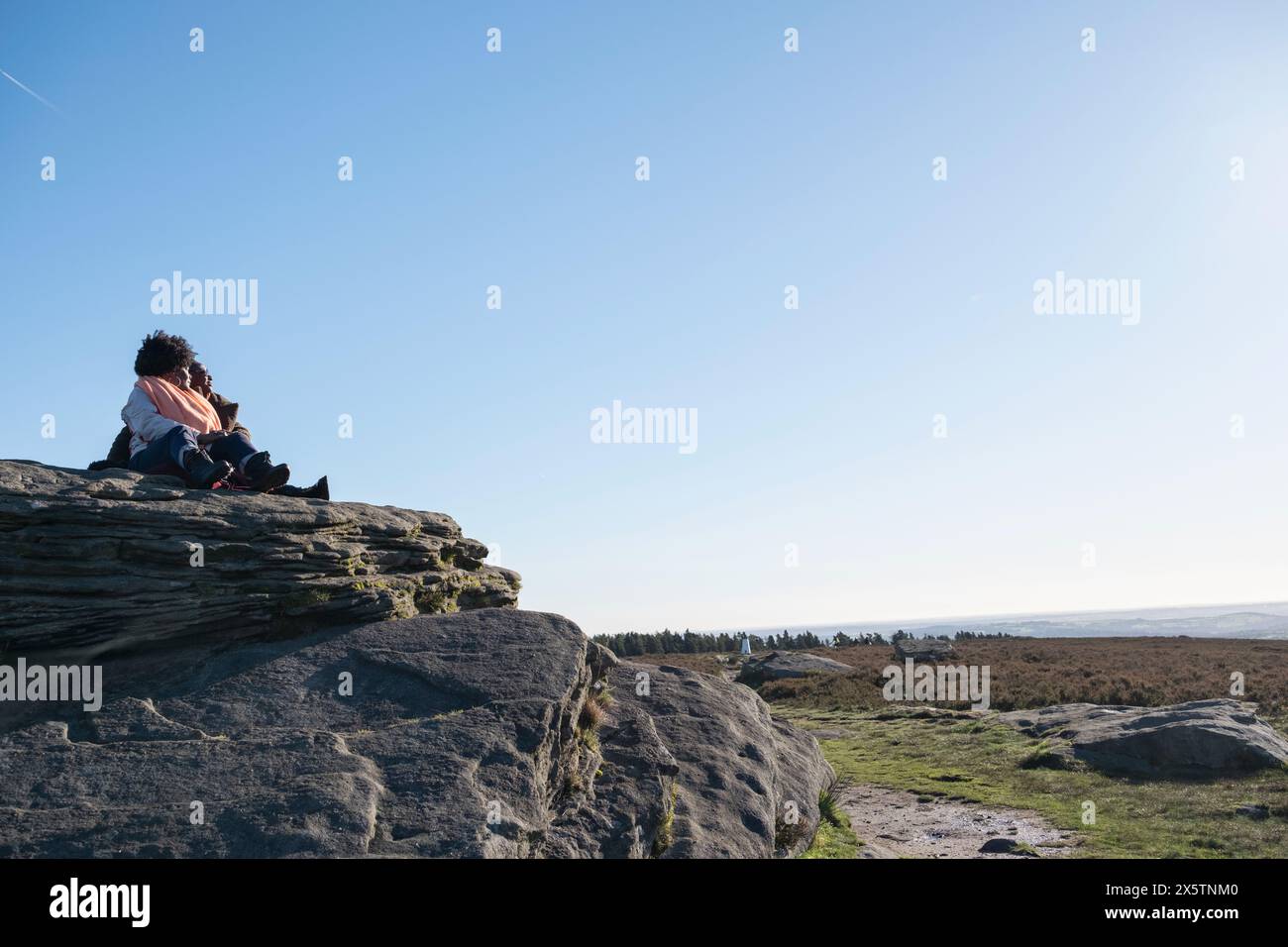 Deux femmes regardant le paysage depuis le sommet du rocher Banque D'Images