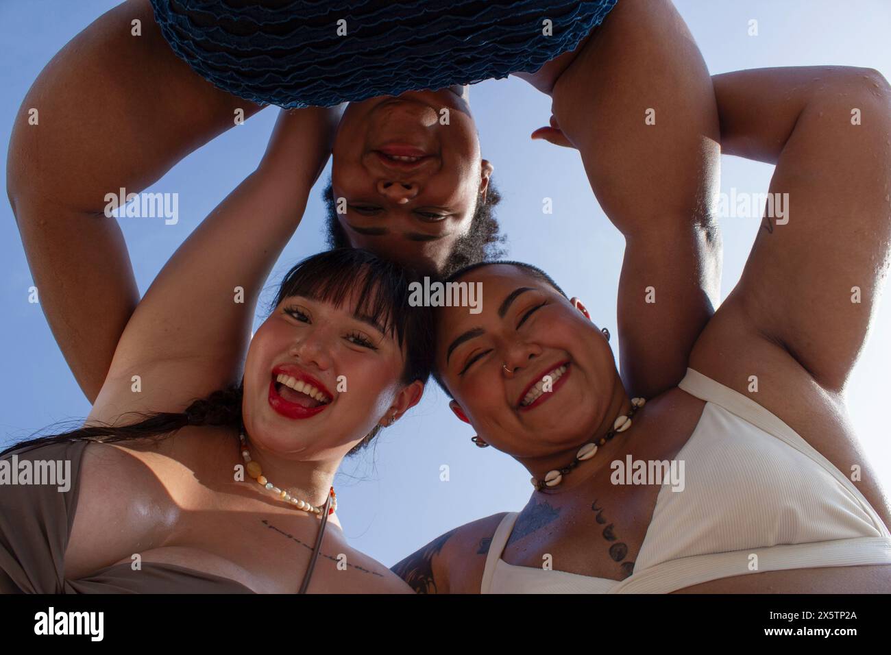 Ci-dessous vue de femmes joyeuses embrassant Banque D'Images Ci-dessous vue de femmes joyeuses embrassant Banque D'Images