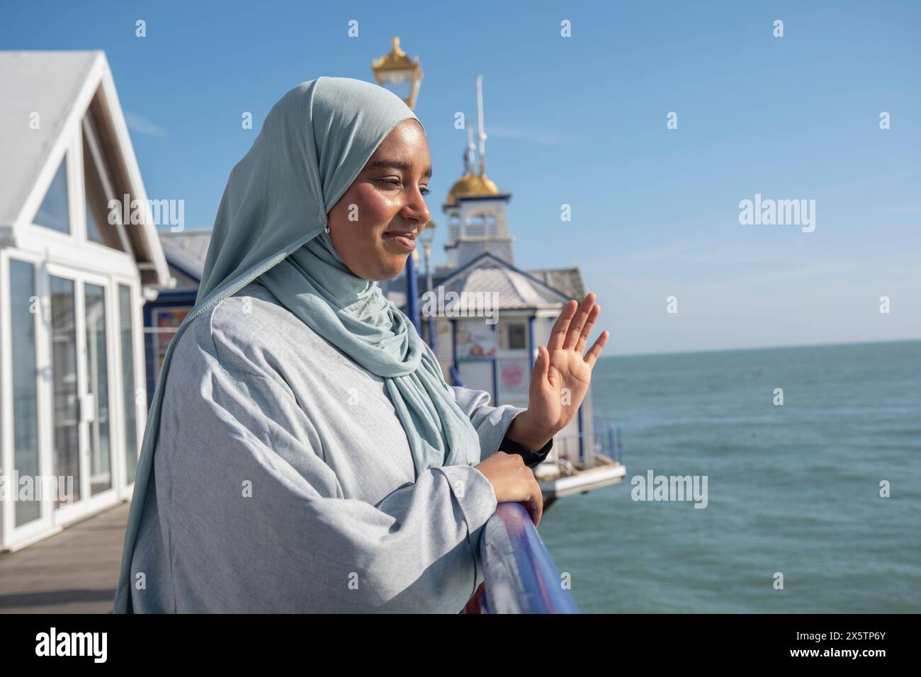 Portrait de femme musulmane réfléchie regardant la mer et agitant le jour ensoleillé Banque D'Images