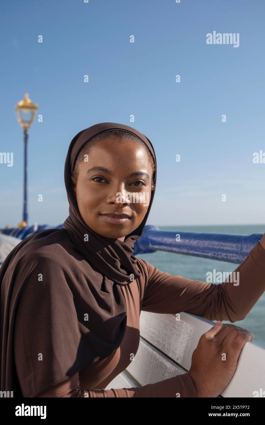Portrait d'une femme musulmane regardant la caméra par la mer Banque D'Images