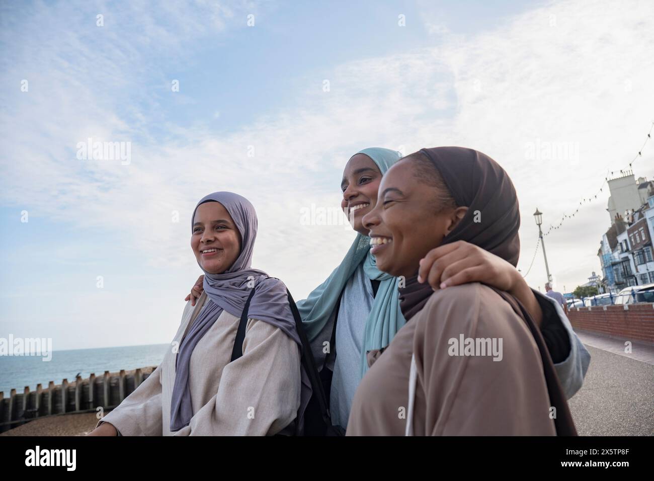 Trois femmes musulmanes regardant la vue sur la mer Banque D'Images