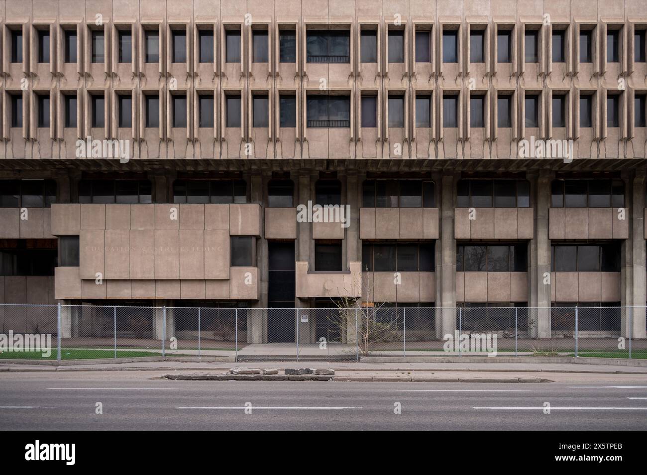 Calgary (Alberta) - 4 mai 2024 : ancien édifice du conseil d'éducation de Calgary au centre-ville de Calgary. Construisez dans le style architectural brutaliste. Banque D'Images