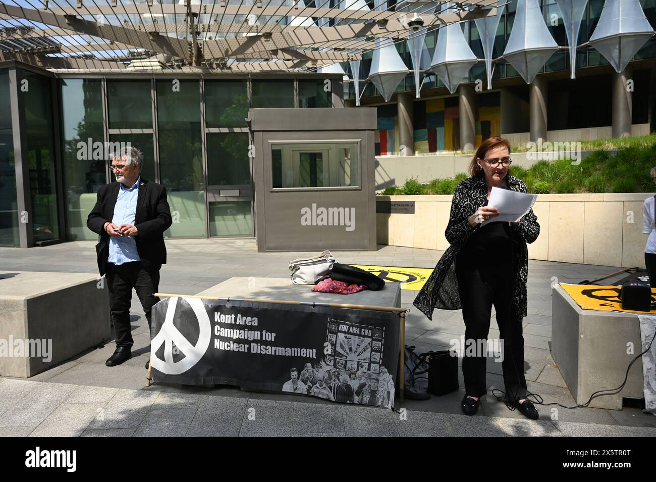 Ambassade DES ÉTATS-UNIS, LONDRES, ANGLETERRE, Royaume-Uni - 11 MAI 2024 : pourquoi le soi-disant gouvernement démocratique britannique fait-il toujours tout ce que les Américains leur disent? En fait, le peuple britannique aime bombarder les petites Nations sans défense sans élever leurs défenses. Face à une nation forte, leur ton change. Les manifestations disent non à la Grande-Bretagne sur la ligne de front nucléaire et cessent de soutenir le génocide de Gaza. Une excuse bon marché pour vendre des armes est pour le profit. Crédit : Voir Li/Picture Capital/Alamy Live News Banque D'Images