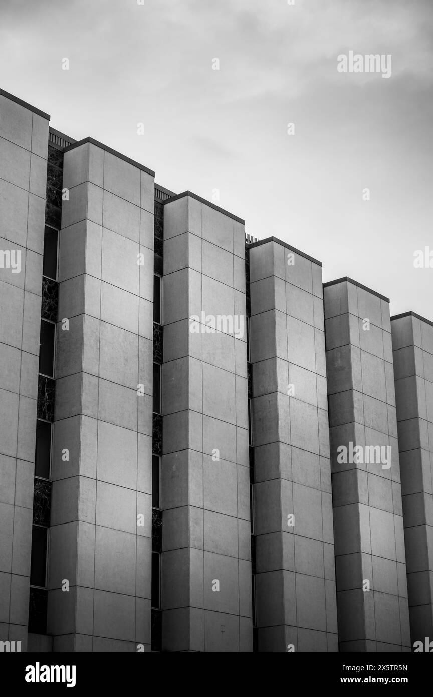 Calgary (Alberta) - le 4 mai 2024 : L'ancien édifice de la Bibliothèque publique de Calgary est maintenant occupé par l'école d'architecture de l'Université de Calgary. Banque D'Images