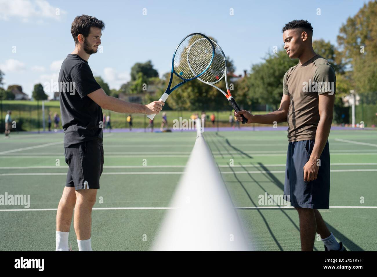 Deux hommes sur un court de tennis Banque D'Images