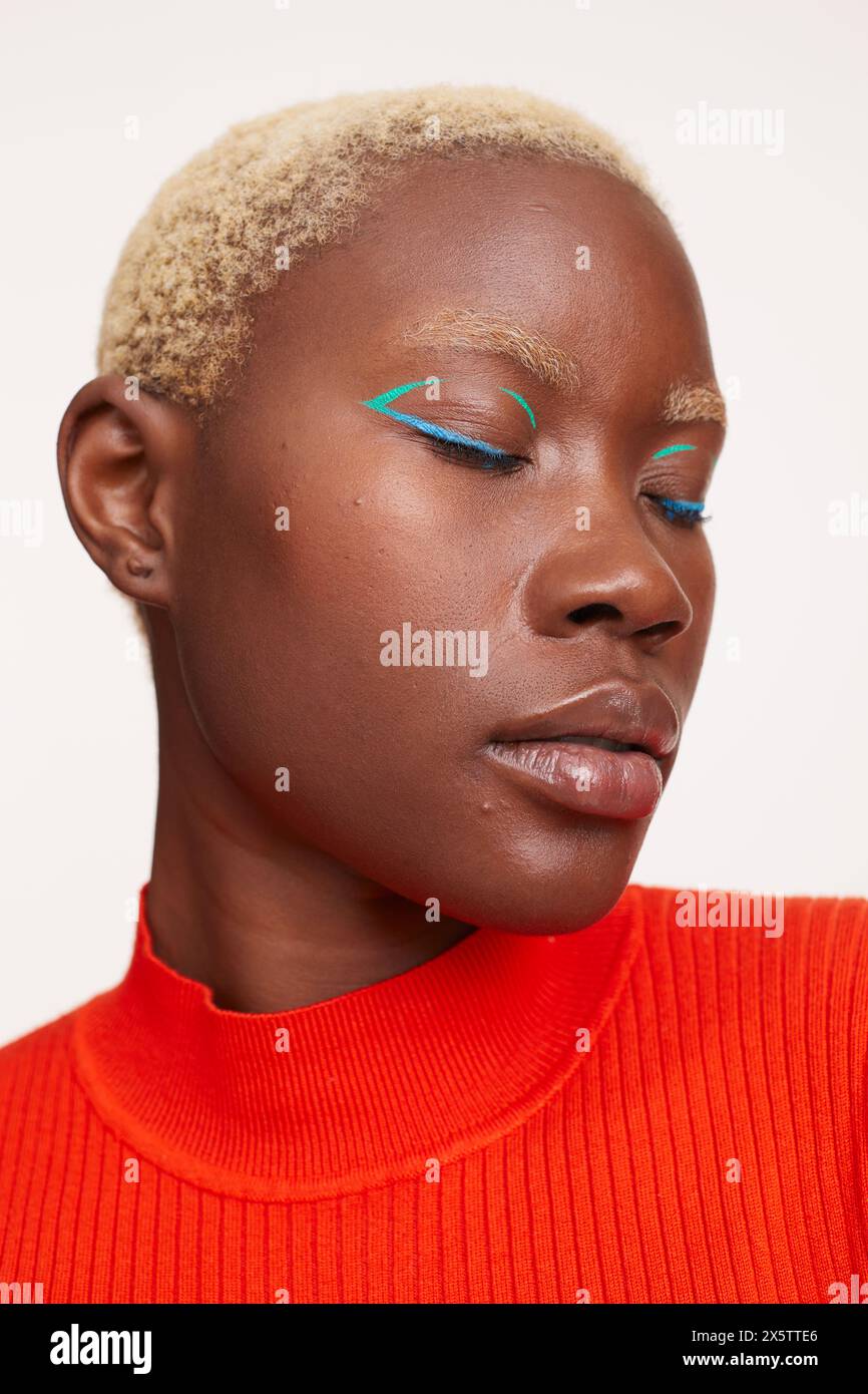 Portrait de femme aux cheveux blancs courts, les yeux fermés Banque D'Images