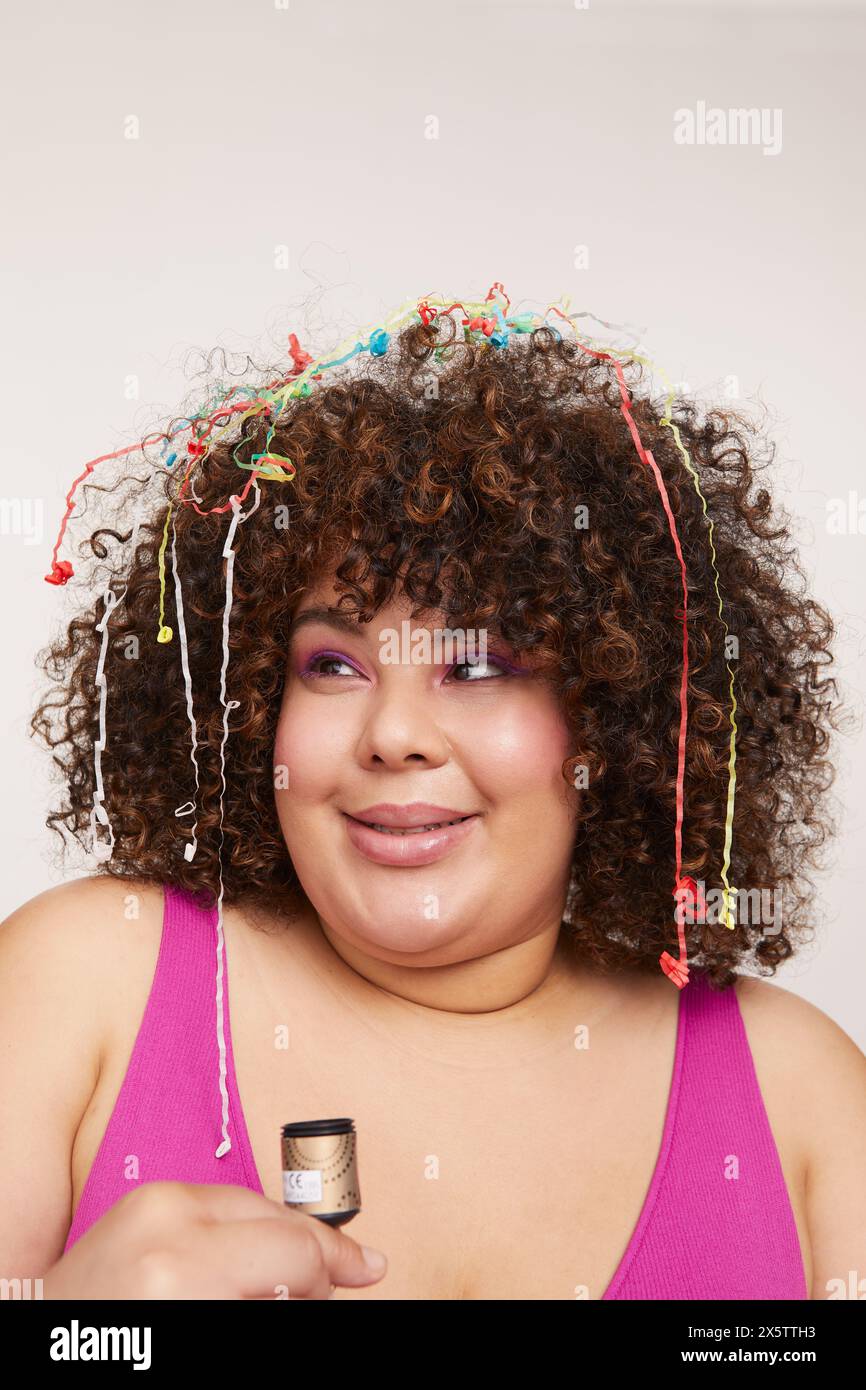 Femme brune avec des banderoles sur les cheveux bouclés Banque D'Images