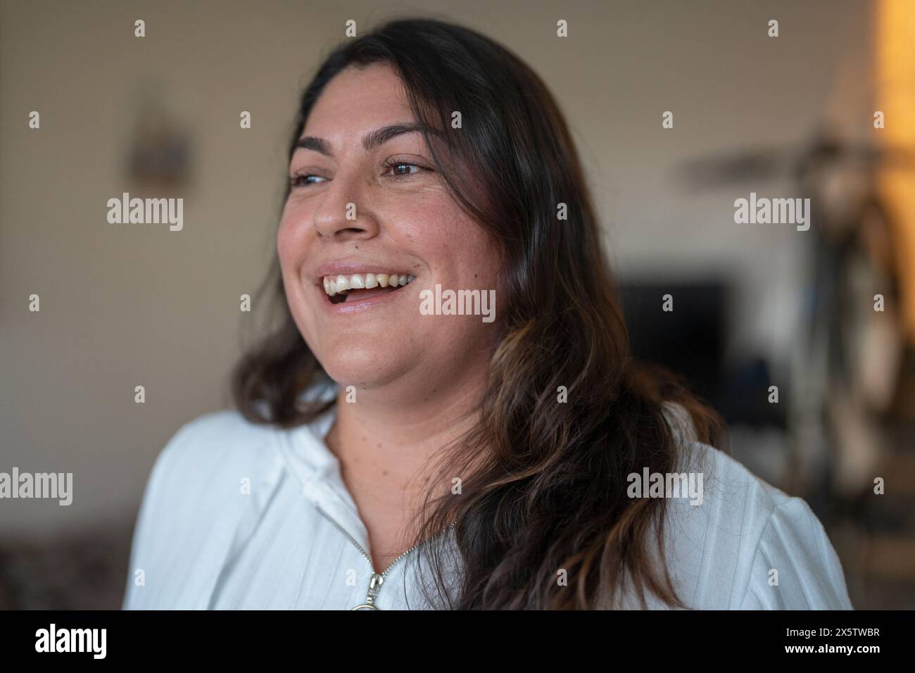 Femme mature souriante avec de longs cheveux bruns Banque D'Images