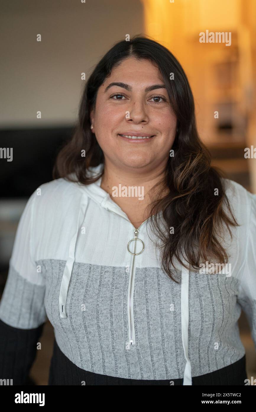 Portrait de femme mature souriante avec de longs cheveux bruns Banque D'Images