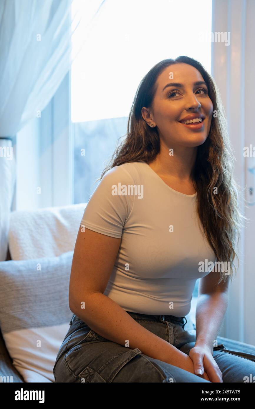 Portrait de femme adulte moyenne avec de longs cheveux bruns Banque D'Images