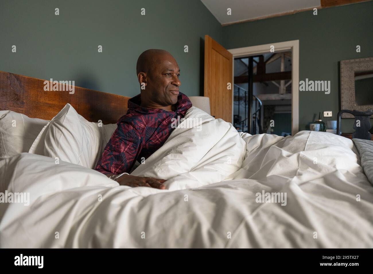 Vue de l'homme au lit après le réveil Banque D'Images