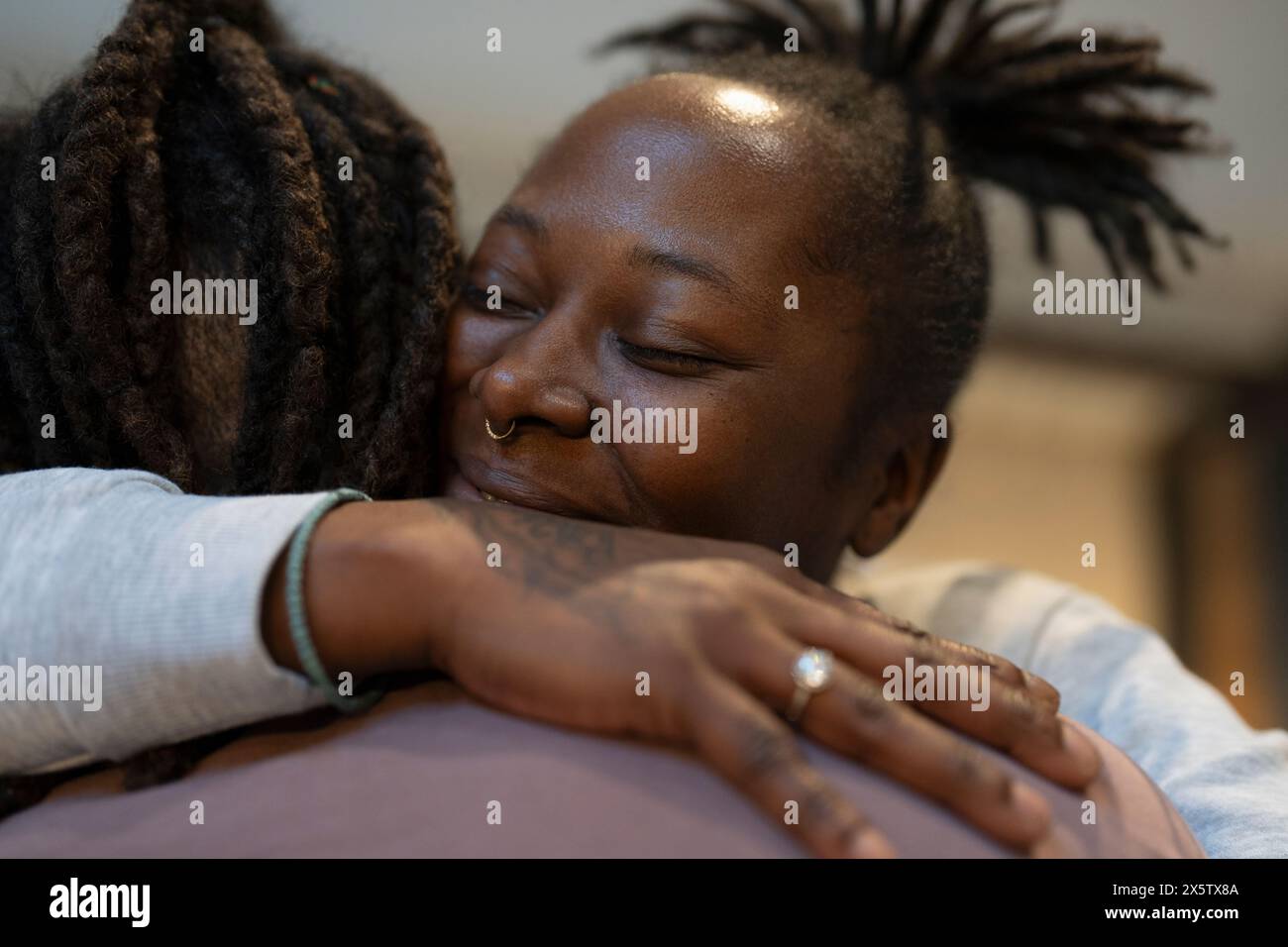 Couple heureux embrassant dans le salon Banque D'Images