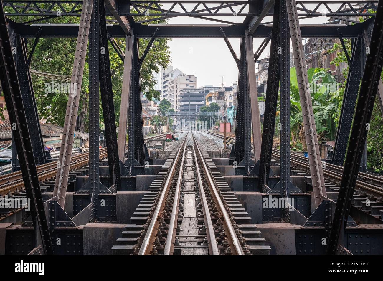 Bangkok, Thaïlande - 31 janvier 2024 : une section de chemin de fer de Rama I Road au pont sur Khlong Saen Saep. Banque D'Images