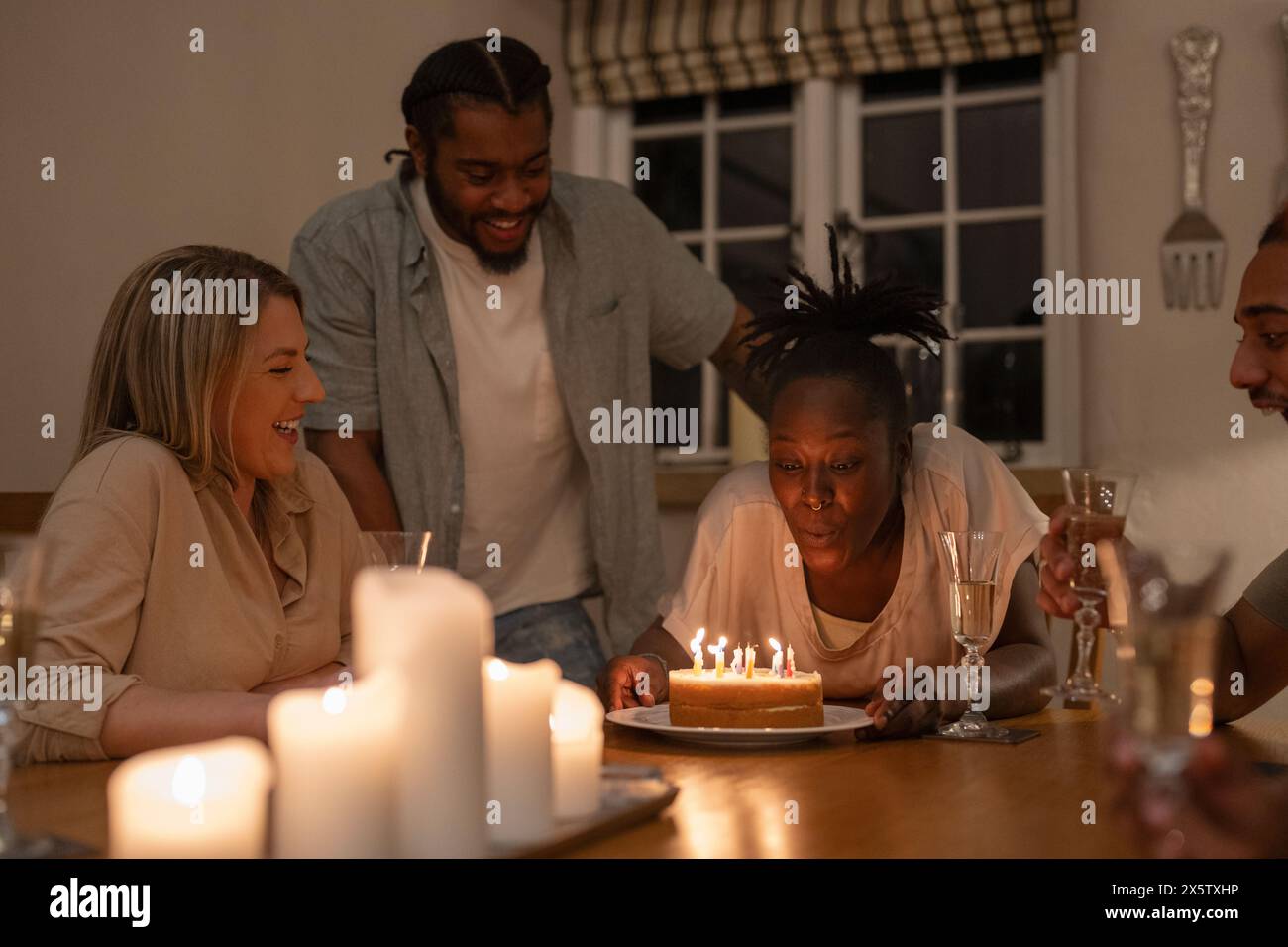 Friends celebrating birthday at home Banque D'Images