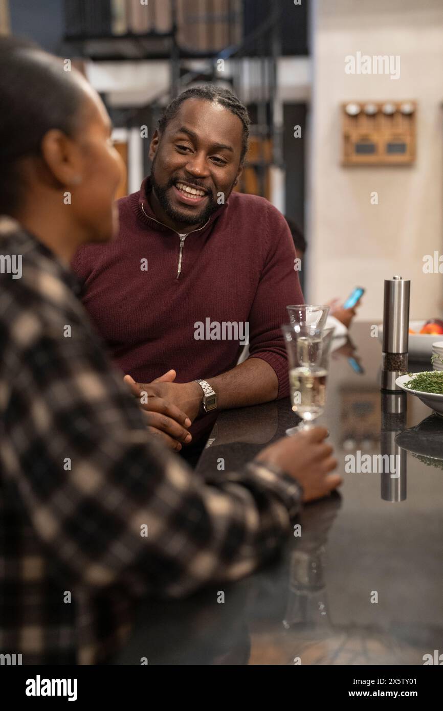 Couple adulte moyen ensemble à la maison Banque D'Images