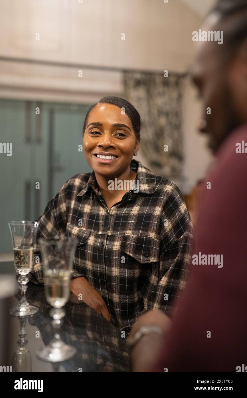 Couple adulte moyen ensemble à la maison Banque D'Images