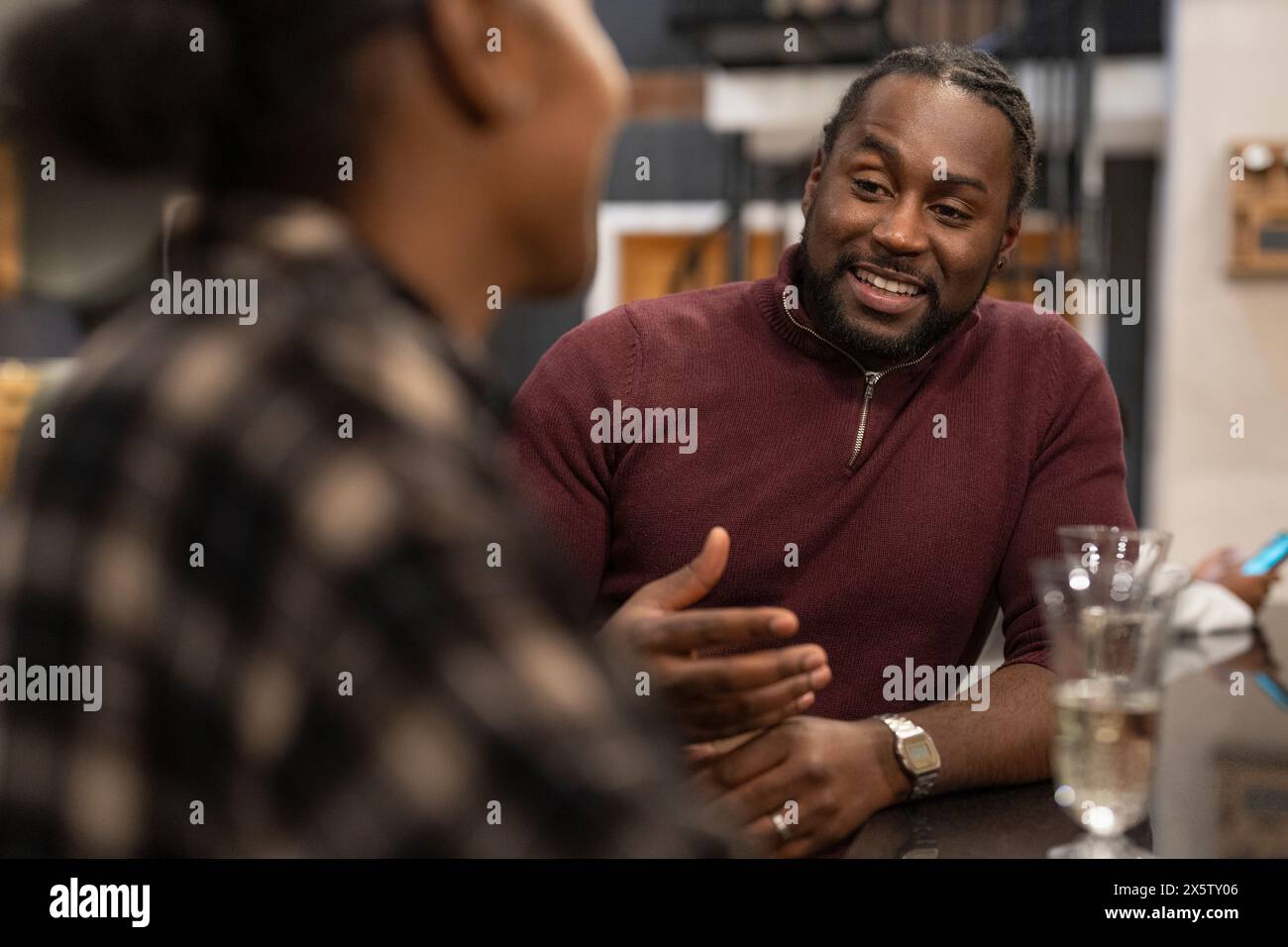 Couple adulte moyen ensemble à la maison Banque D'Images