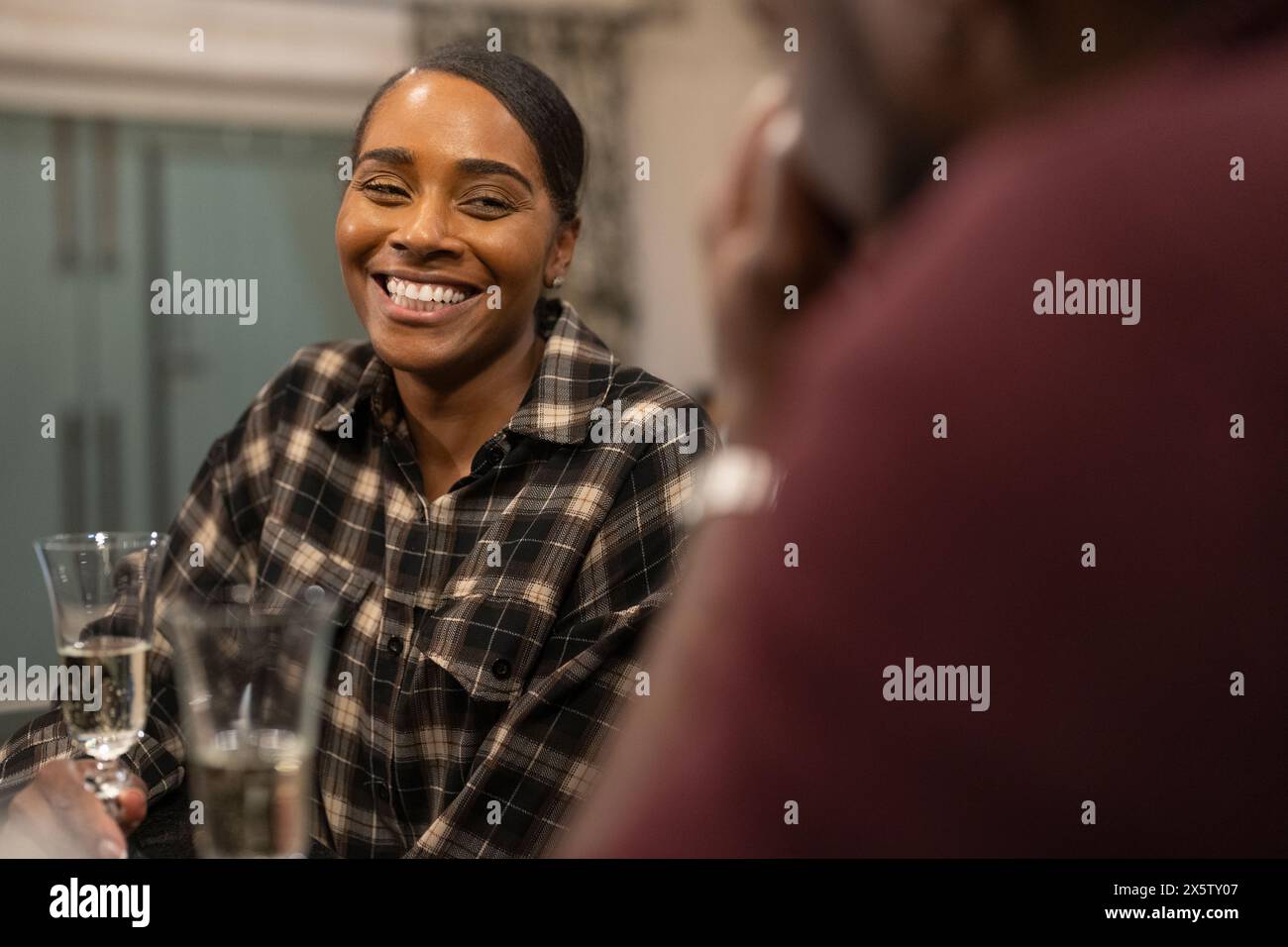 Couple adulte moyen ensemble à la maison Banque D'Images