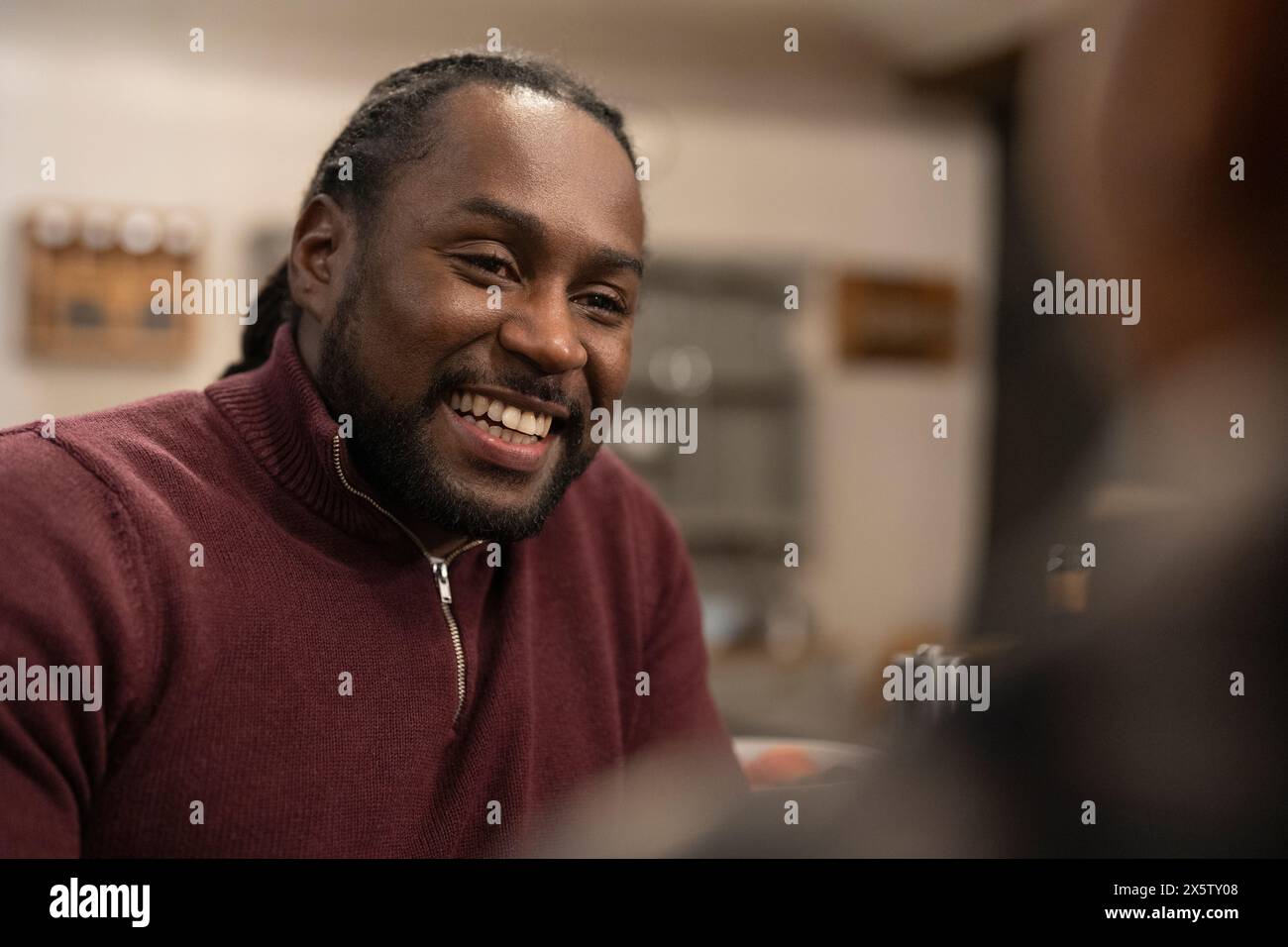 Couple adulte moyen ensemble à la maison Banque D'Images