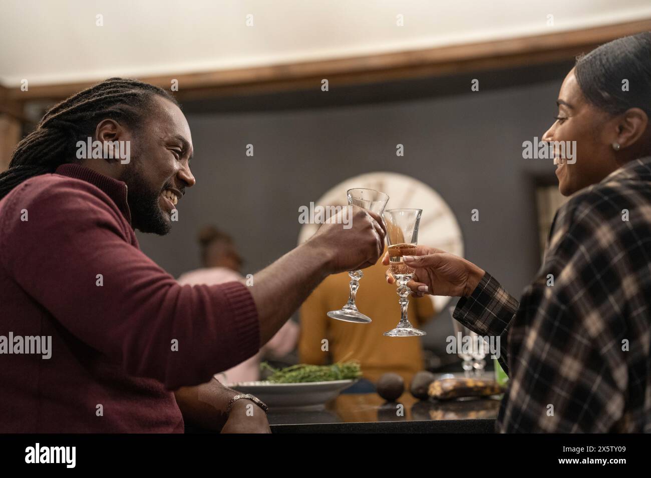 Couple adulte moyen ensemble à la maison Banque D'Images