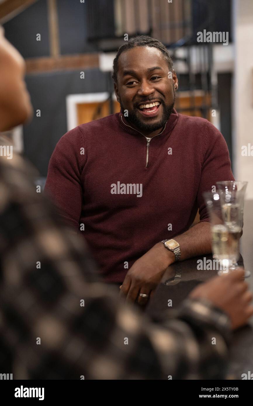 Couple adulte moyen ensemble à la maison Banque D'Images