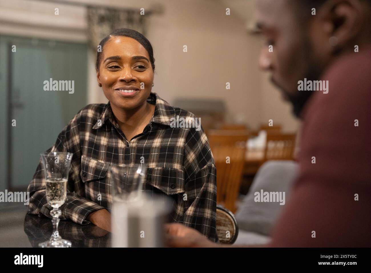 Couple adulte moyen ensemble à la maison Banque D'Images
