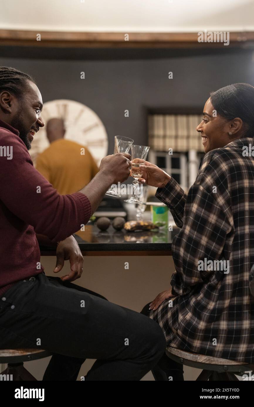 Couple adulte moyen ensemble à la maison Banque D'Images