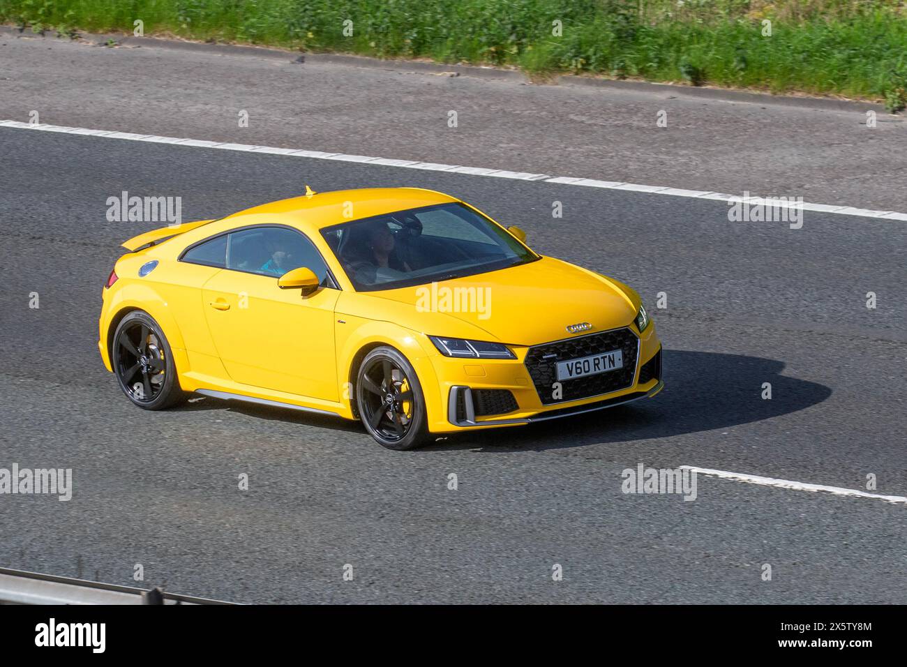 2019 jaune Audi TT S Line 45 TFSI Quattro automobile sur l'autoroute M61, Royaume-Uni Banque D'Images