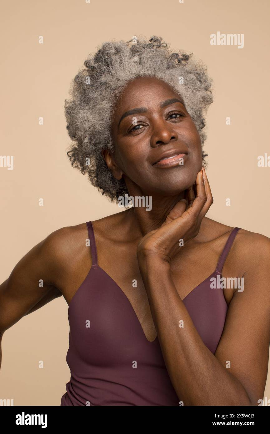 Studio portrait of smiling mature woman Banque D'Images