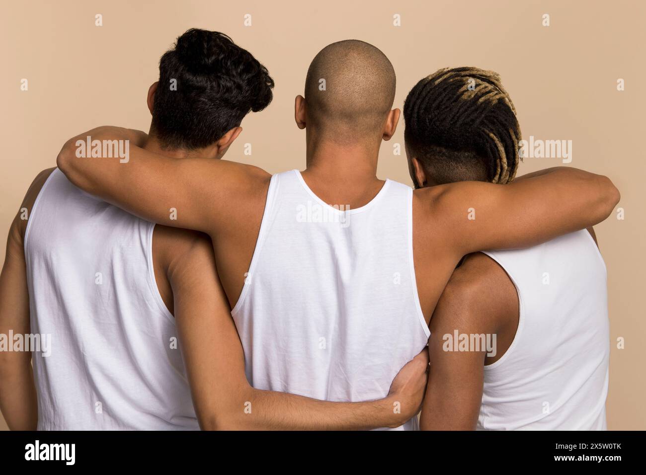 Photo studio d'hommes dans des débardeurs blancs embrassant Banque D'Images Photo studio d'hommes dans des débardeurs blancs embrassant Banque D'Images