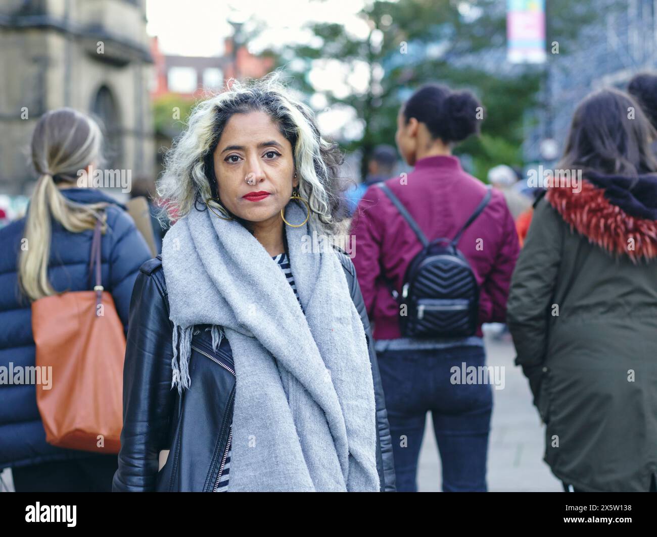 Activistes protestant dans la rue, portrait de femme Banque D'Images