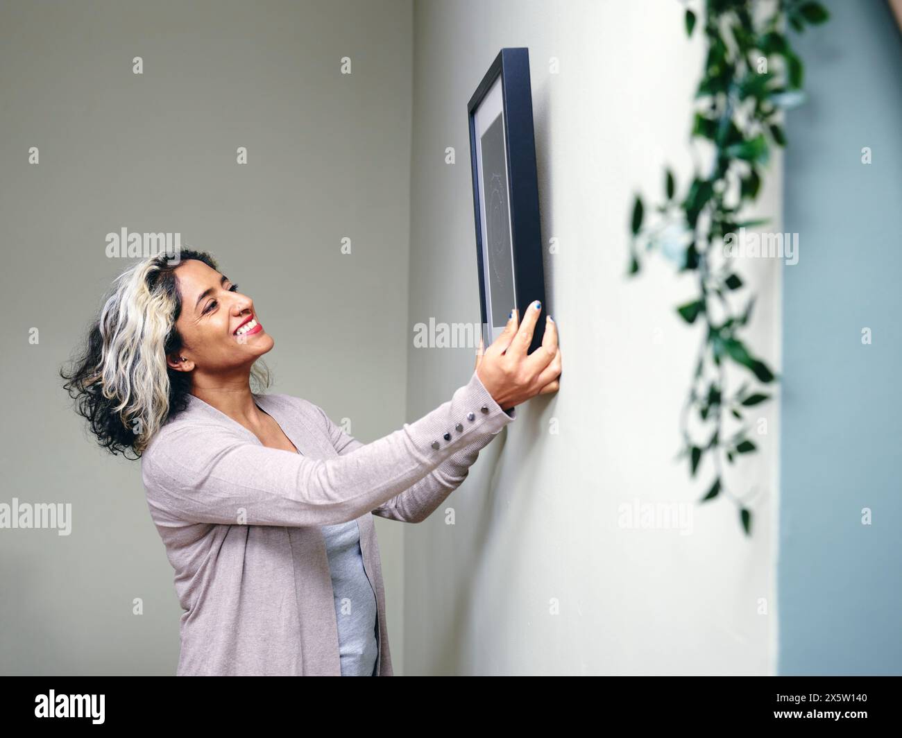 Woman Hanging cadre sur le mur Banque D'Images