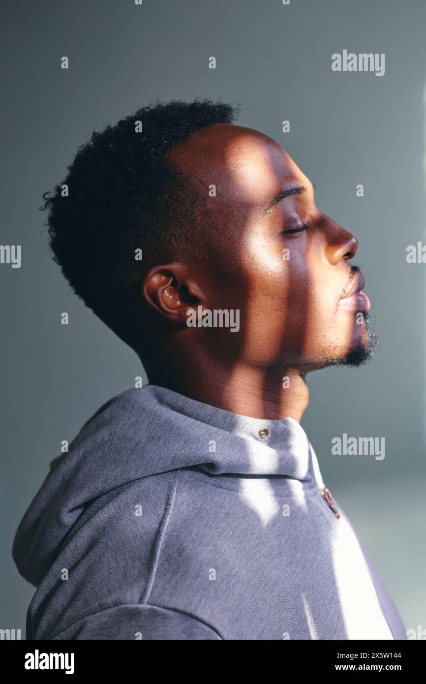 Profil de l'homme mi-adulte en sweat-shirt Banque D'Images