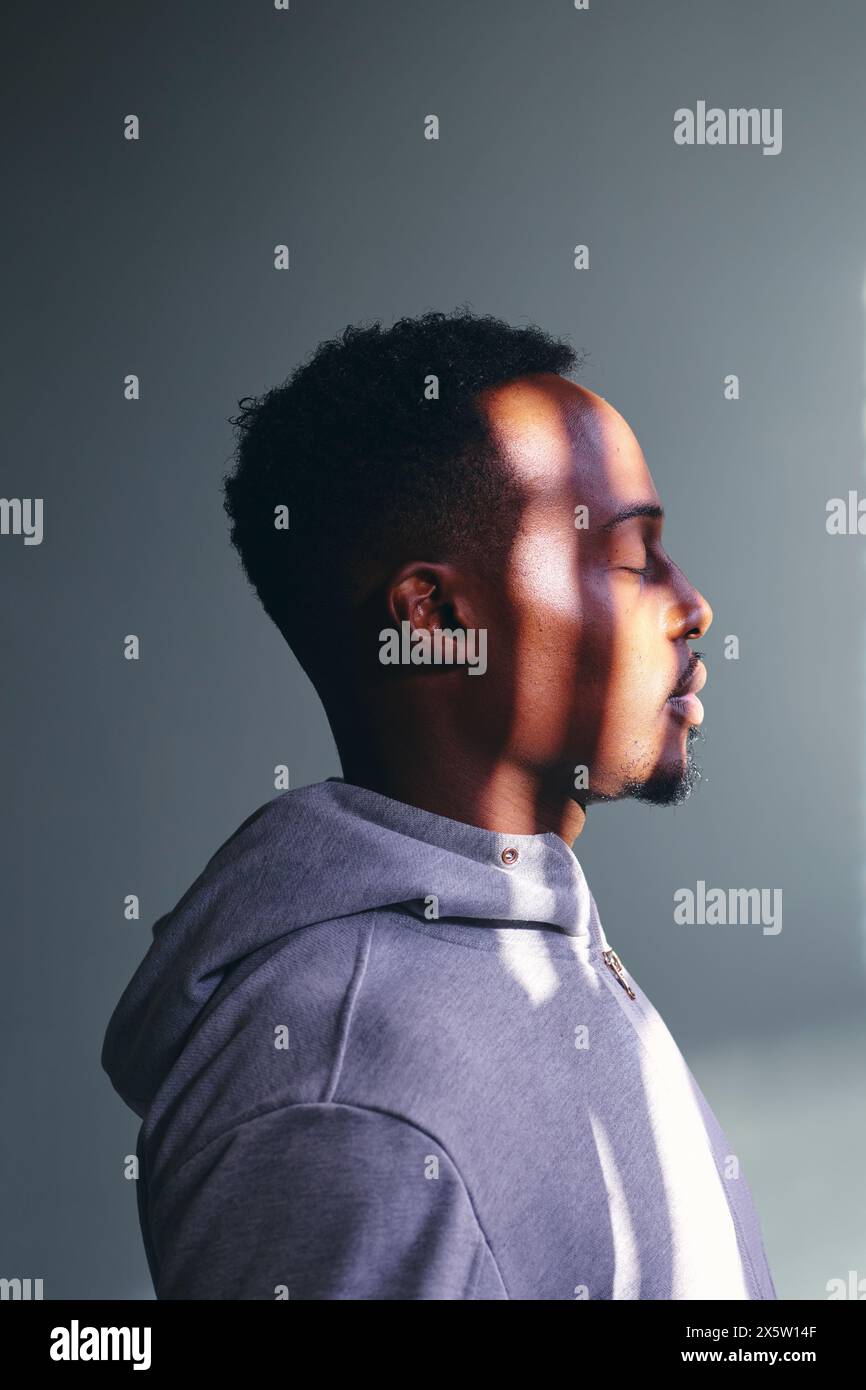 Profil de l'homme mi-adulte en sweat-shirt Banque D'Images