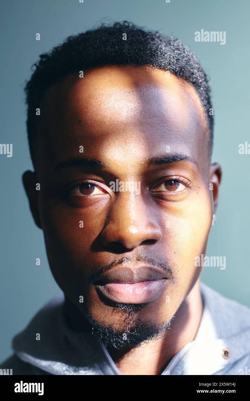 Portrait de mi-homme adulte en sweat-shirt Banque D'Images