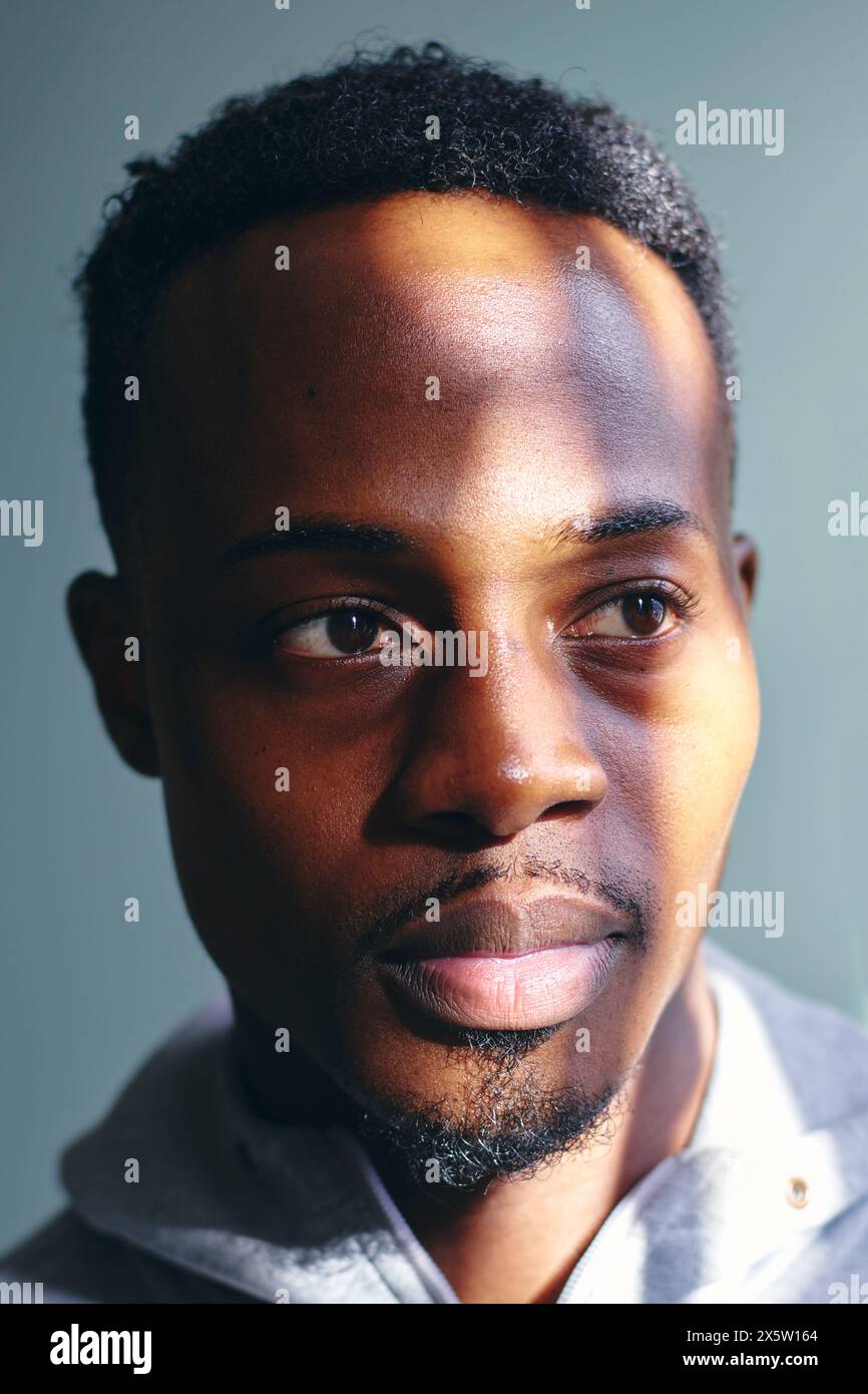 Portrait de mi-homme adulte en sweat-shirt Banque D'Images